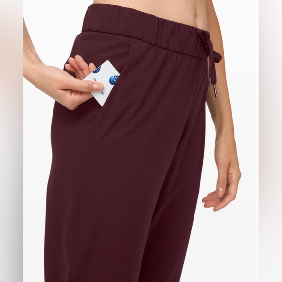 NWT Lululemon On The Fly Jogger Luxtreme in Sold Out Cassis - Picture 7 of 8